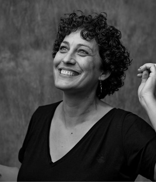 Retrato profesional de la fotógrafa Sonia Ortíz en su estudio